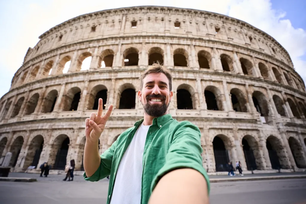 Un homme qui se prend en photo à Rome