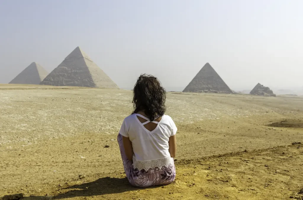 Une femme seule en Egypte face au pyramide