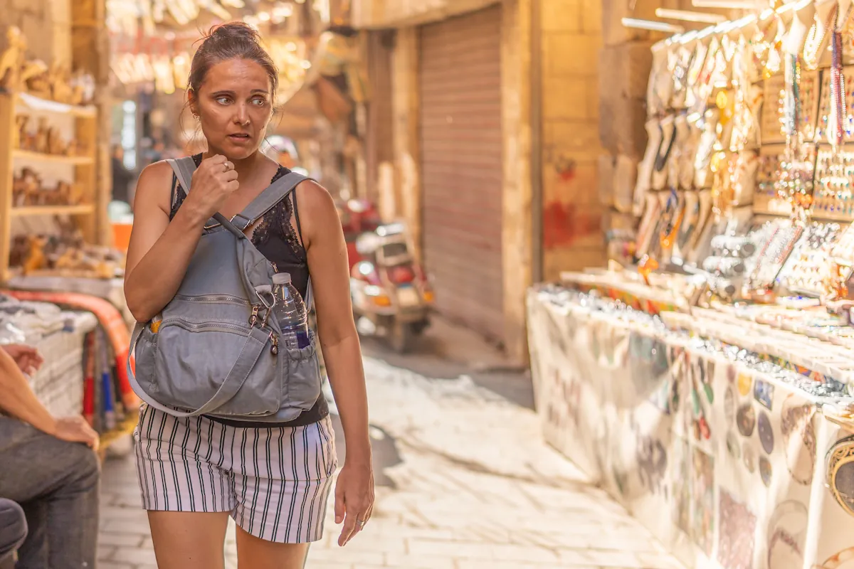 Une femme qui  peur du harcèlement de rue Maroc