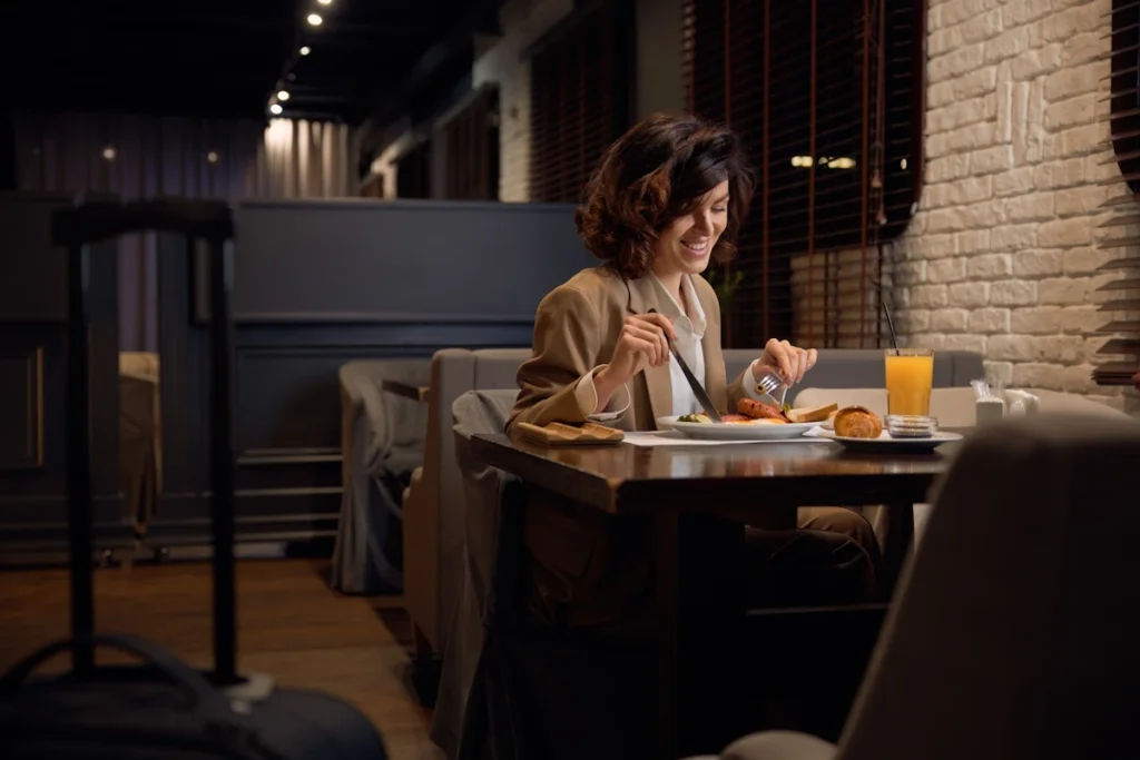 Une femme qui mange seule au restaurant pendant un voyage solo