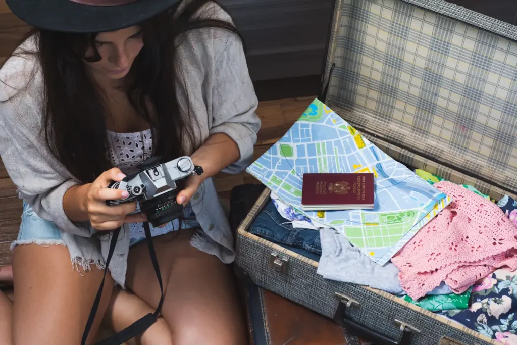 Une femme qui prépare son premier départ pour un voyage en solo