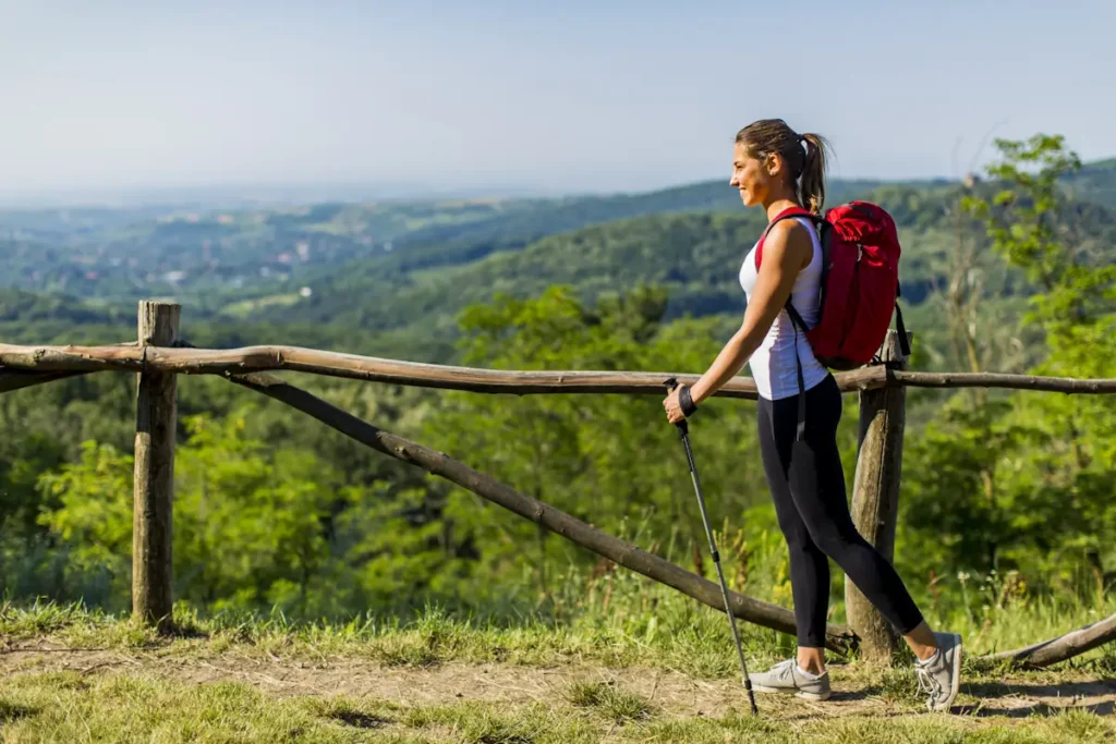 Une femme qui fait une randonnée seule