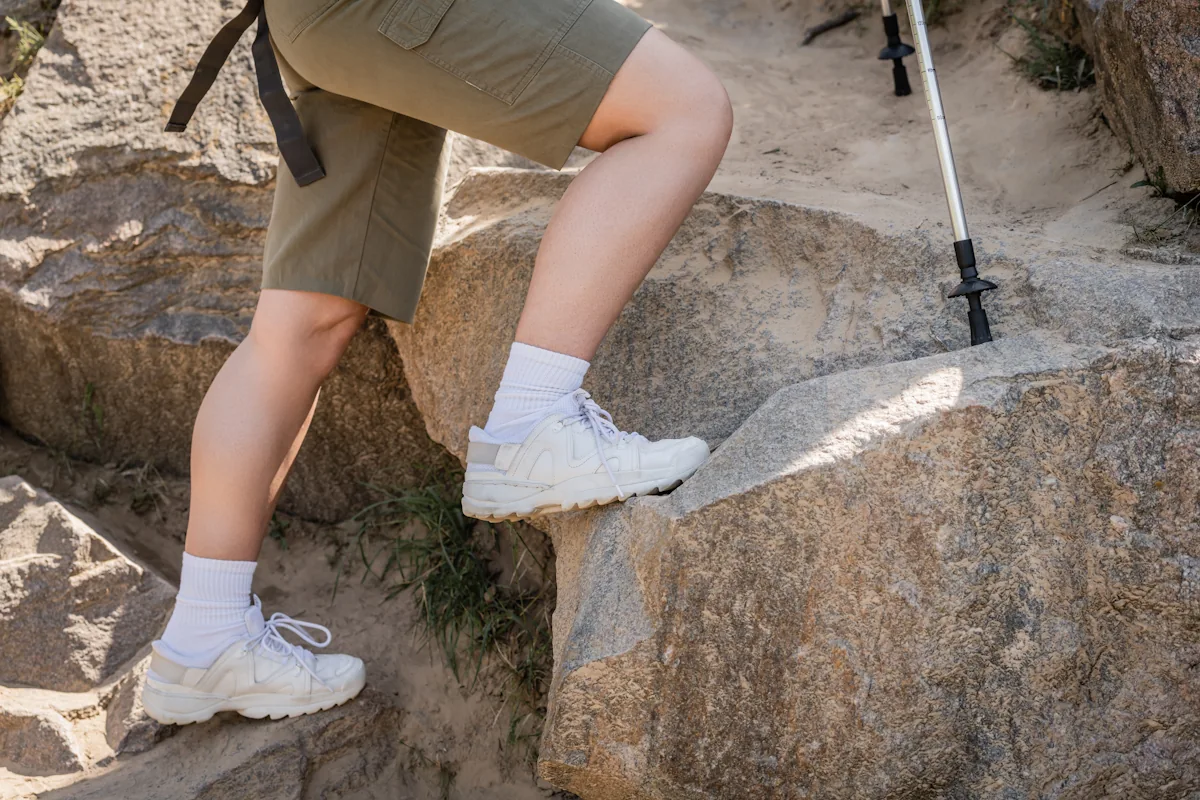 Une personne qui fait une randonnée avec des baskets