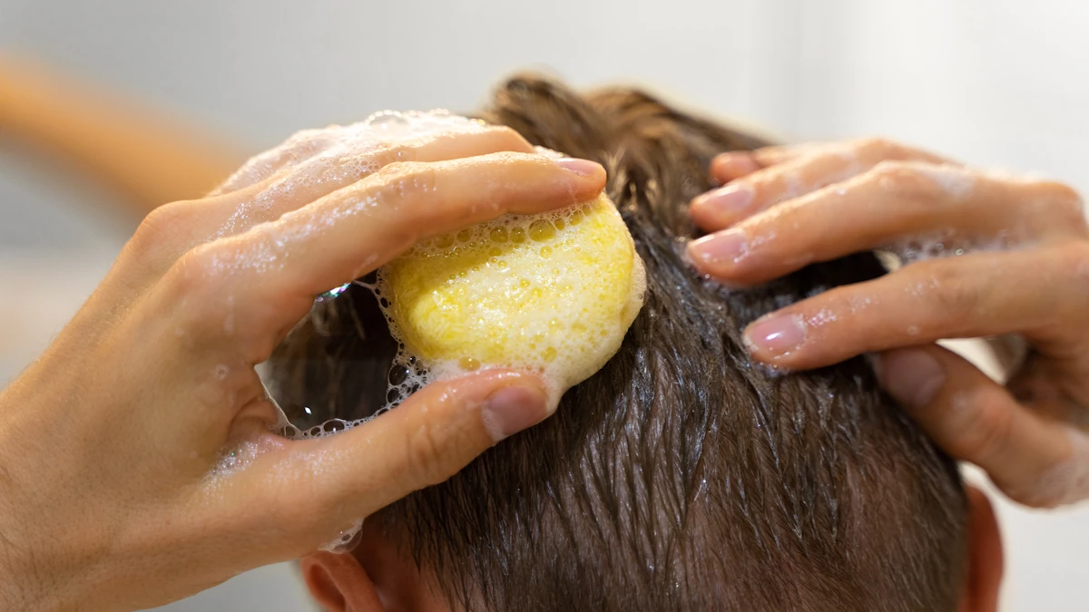 Un homme qui utilise un shampoing solide en voyage