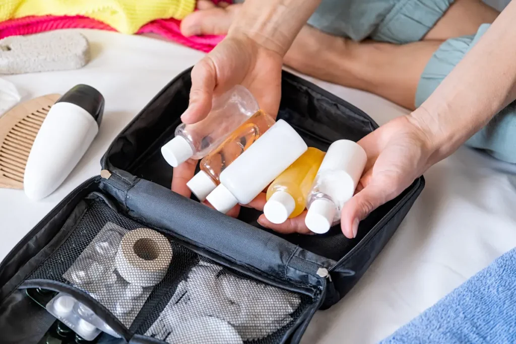 une personne qui range un produit multi usage dans une trousse de voyage