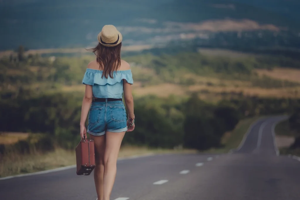 Une femme qui part en voyage seule